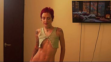 Una flaca pelirroja me baila sensualmente para que la folle en la habitacion