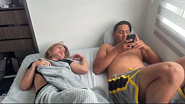 HIJASTRO CONSIGUE COMPARTIR CAMA CON SU MADRASTRA Y LOGRA CUMPLIR SU FANTASIA SOÑADA SIN SER VISTO