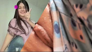 chica solitaria con pechos naturales masturbándose