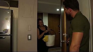 me folla el jefe de mi madrastra por dinero mientras voy a su casa.