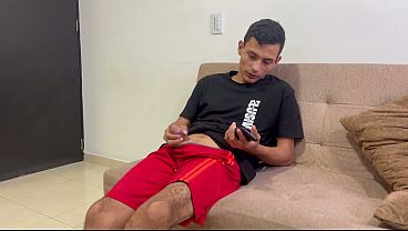 Descubro a mi hermanastro que es un adicto al porno y calmo sus ancias con una rica follada
