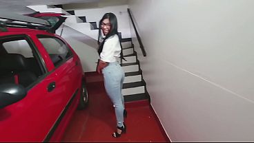 PRIMERA PARTE invito a mi amiga latina a follar en el parqueadero público .. se deja FOLLAR EL CULO y recibe leche en la cara es una angel