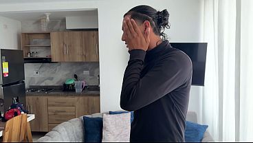 Llego muy cachondo luego de una fiesta y se me antoja cogerme duro a mi madrastra ahi delante del cornudo de su marido.