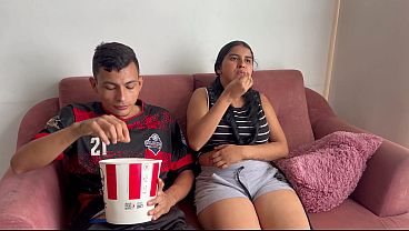 Sorprendo a mi timida hermanastra con mi enorme polla en su comida favorita