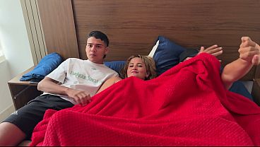 Comparto cama con mi mejor amiga y su cornudo marido y se me antoja follarmela rico al lado de el.
