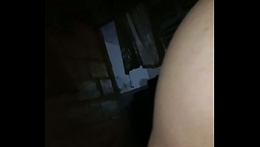 Su familia esta en la sala asi que me la follo en silencio y despacio