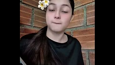 Chica traviesa y desnuda masturbándose en el autobús de viaje