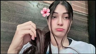 Chica joven saltando y mostrando sus grandes Tetas
