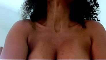 VÍDEO AMADOR REAL SEM CORTE MACETANDO A MORENA: CABELOS CACHEADOS NO ROSTO E PICA NO RABO