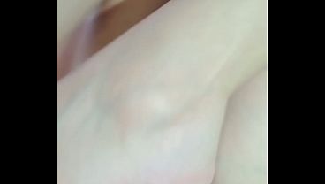masturbandome con mi cepillo del cabello - masturbacion de coño mojado con cepillo