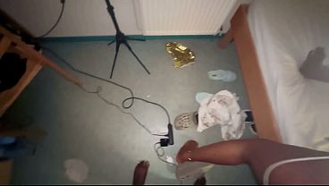 Negra tetona de culo grande tiene sexo apasionado con su padrastro