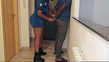La policía vino arestrame pero no se resistió a esta delicisa verga negra