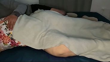 Sexy Madrastra culona compartiendo cama con joven hijastro