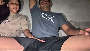 Una colegiala le practica sexo oral y le traga la leche a su vecino cuando no hay nadie en casa. (Garganta profunda)