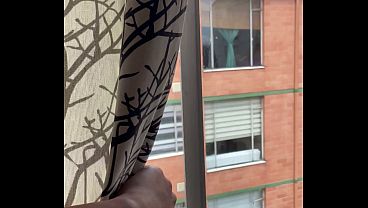 Masturbación chica linda llega de clases y se masturba en la ventana para que los vecinos la vean coño mojado...