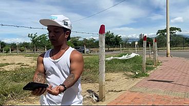 Pequeño enano es follado fuertemente por chica embarazada a cambio de llevarlo a su casa.