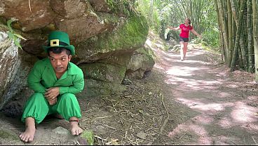 Pequeño duende se folla a culona latina perdida a cambio de ayudarla a salir de su bosque mágico