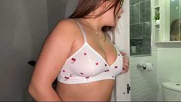 mi novio y yo miramos bañarse a mi madrastra, vamos al cuarto y hacemos un trio.