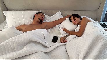 Mi mejor amigo me deja compartir cama con su novia y termino follandola mientras el no nos observa