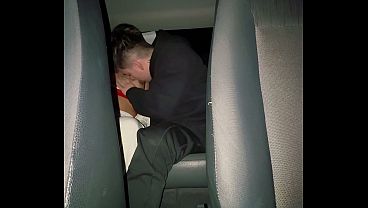 Mi mejor amiga se siente triste por su novio y la convencí de follar en el auto sin que nadie lo sepa (Casi nos descubren)