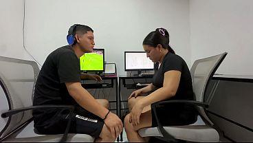 cachondo hermanastro le ayuda con sus tareas a su gorda hermanastra de gordo coño a cambio de una rica follada en su oficina