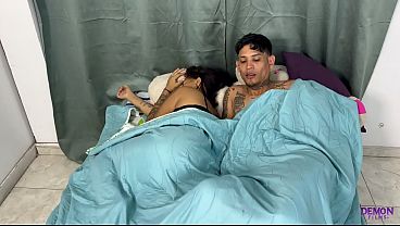 Despierto a mi hermanastra con una enorme polla en su apretado coño mientras no hay nadie en casa