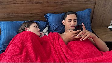 pequeño enano travieso comparte cama con sus padrastros para follarse fuertemente a su cachonda madrastra latina sin ser descubiertos
