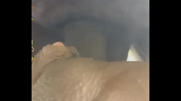 El vecino me deja el coño lleno de leche