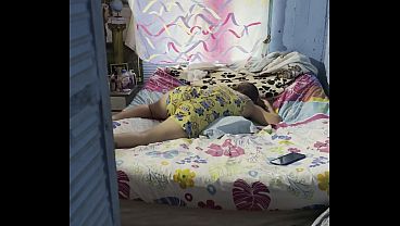 hermanasatra colombiana pillada masturbandose y frotando su coño con la almohada