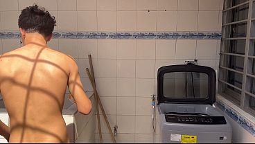 Mi madrastra aprovecha que no hay nadie en casa, para observarme mientras me ducho