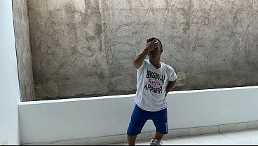 embarazada latina es follada en su habitación por enano de enorme verga que acaba con su apretado coño.