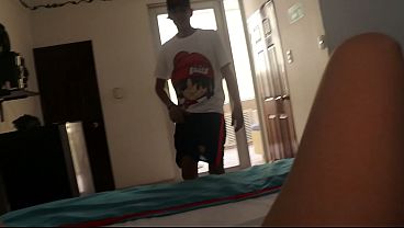 HERMOSA MODELO COLOMBIANA SE ESTABA MASTURBANDO EN SU CUARTO CUANDO LLEGO SU HERMANASTRO PARA CHUPARLE LA VAGINA