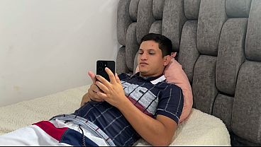 Llega al amanecer oliendo a verga ajena y con las bragas empapadas... el novio furioso la pone en cuaro y la destroza sin piedad.