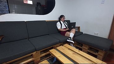 PRIMERA PARTE..ALEXA INTENTA REPARAR LA COMPUTADORA y se muere de risa .. la ponen a chupar le terminan en su ano TENIA QUE PAGAR DE ALGUNA MANERA
