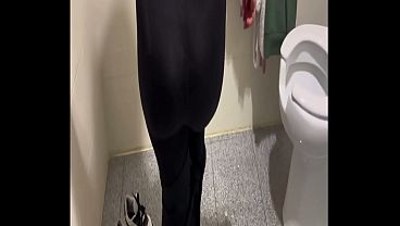 culona se desnuda en baño publico