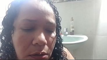 MILF caliente se mastuba en el baño de jefe con su dildo y gime de placer