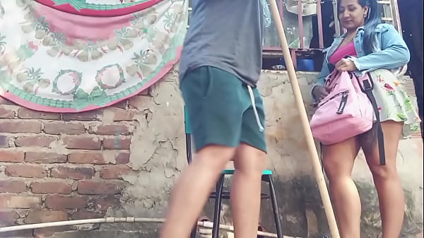 haciendo aseo y a la vez teniendo sexo con la vecina