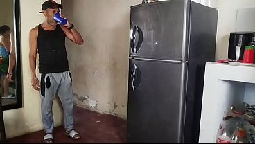 Tengo sexo duro con mi cuñado mientras estoy sola en casa y él deja su semen caliente en mi vagina.