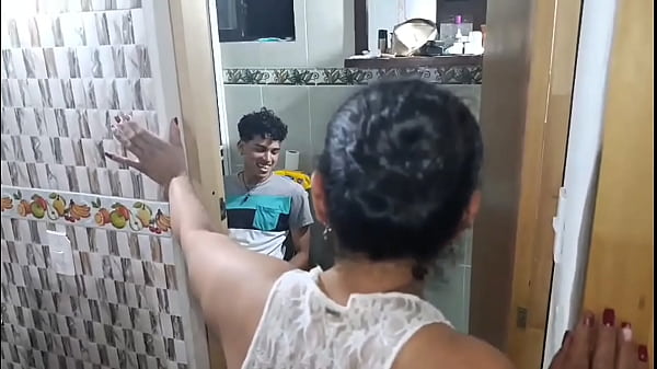 me follo el gran culo de mi madrastra mientras estamos solo en la casa