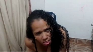 MILF esta muy cachonda termina masturbándose una doble penetración hasta llegar a un orgasmo