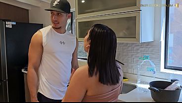 suegra bbw se folla al novio de su hijastra a escondidas de ella - EmilyFox & Millan Rodriguez