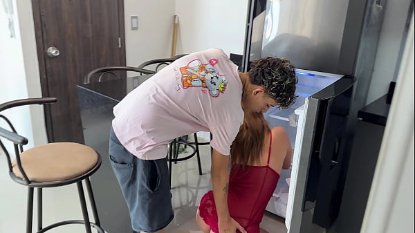 Mi madrastra muy culona busca algo en la cocina y yo me aprovecho para cogerla de verdad.