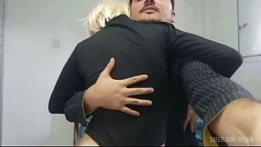 Rubia americana cachonda recibe fuertes embestidas de verga en su orificio vaginal