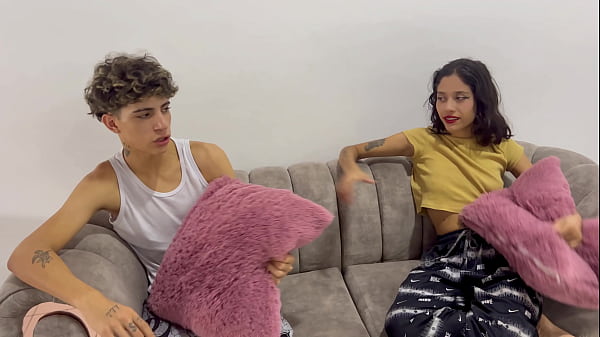 Mi pequeñita hermanastra tiene un novio y yo le guardo el secreto a cambio de no contar nada.