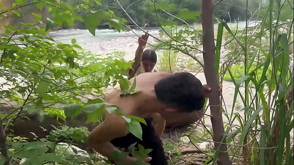 SEXO AL AIRE LIBRE, mi hermanastra se pone muy cachonda y me pide que la folle en el rio