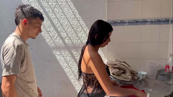 me follo a mi pequeña hermanastra a cambio de lavar su ropa interior