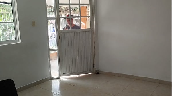 Mi vecino descubrió que me acuesto con su hermanastro, así que ahora tengo que apaciguarlo dejándolo que me folle el culo y lo llene de semen para que no se lo cuente a mi marido