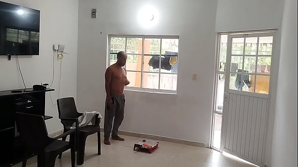 Mi vecino es un viejo pero no se puede resistir a mi culo me termina chupando mi gran culo y su semen en mis cara