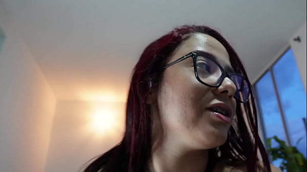 chica muy cachonda le envia video a su novio para que se de una buena paja desde la distacia