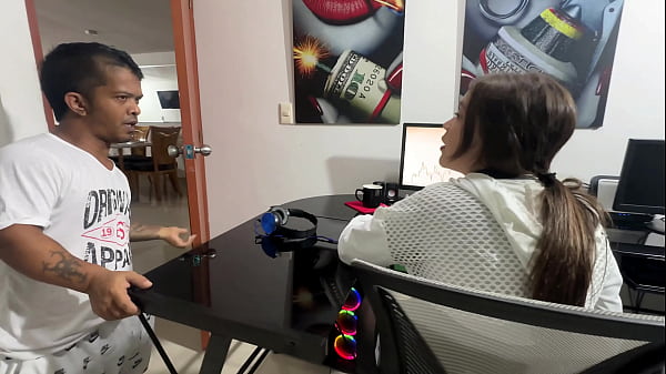 Veo a mi embarazada hermanastra estresada por su trabajo y le hago unos masajes hasta ponerse cachonda y le termino metiendo toda mi rica y deliciosa verga por su estrecho y apretado coño.